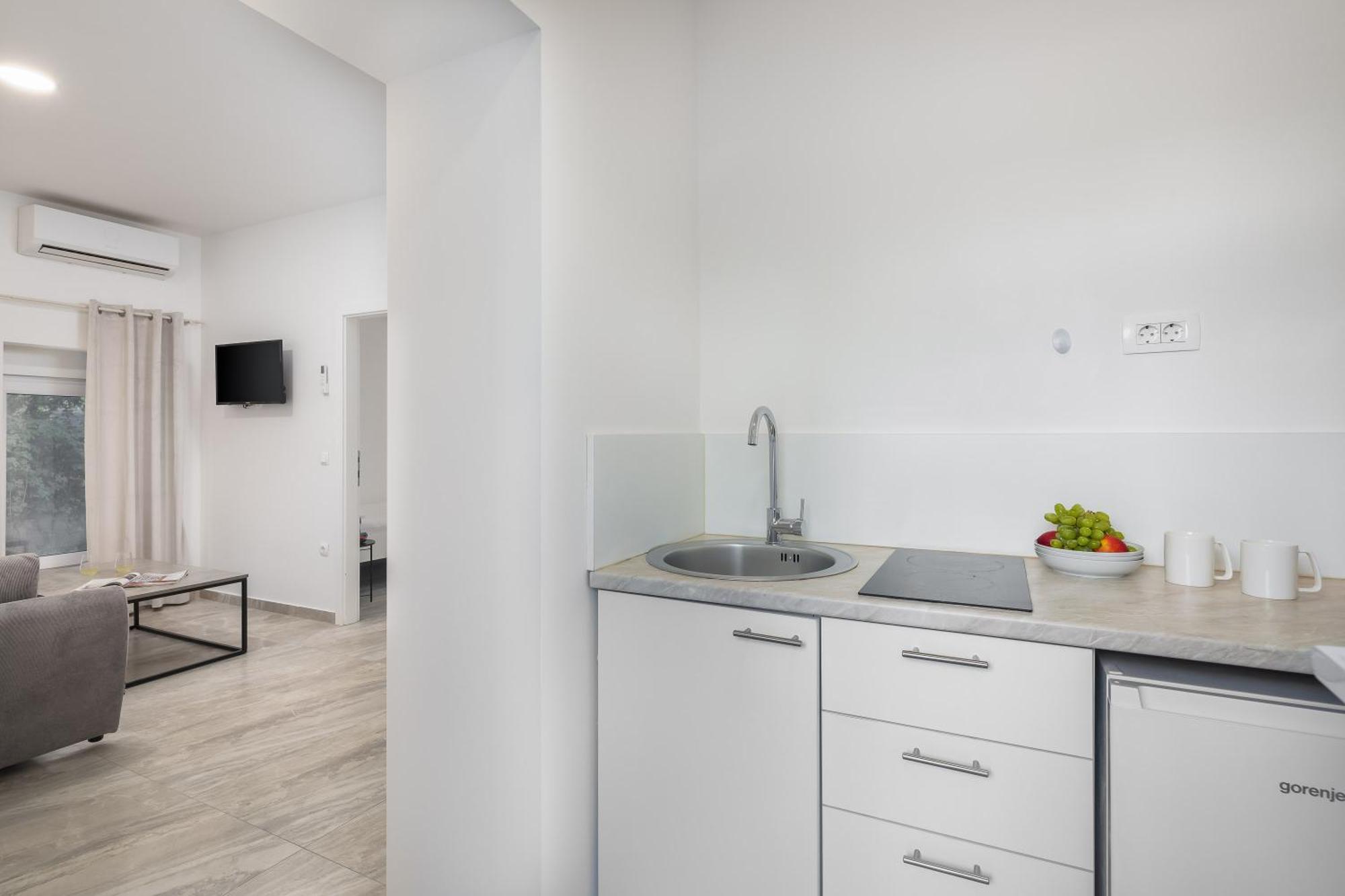 Beachfront Apartments Providenca With Free Parking Makarska Quarto foto